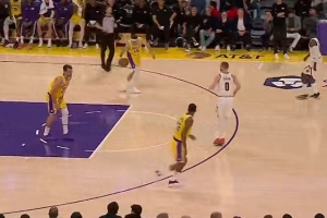 兄弟，你搞偷袭？东契奇和八村塁保护篮板 被后者不慎击中要害 - 资讯配图