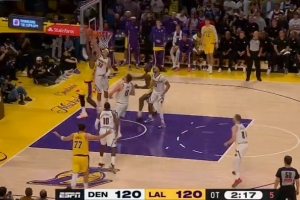 飞不动了！詹姆斯接球强攻 遭阿隆·戈登遮天血帽 - 资讯配图