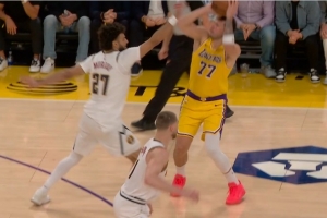 今天实打实卧底！贾马尔·穆雷对东契奇三分犯规 后者三罚扳平 - 资讯配图