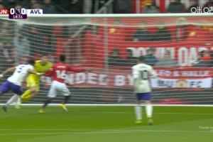 阿玛德禁区倒地,投诉对方拉拽球衣,裁判没有给点球 - 资讯配图