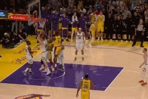 统治者？艾顿篮下接詹姆斯传球再得分 包揽球队加时前4分 - 资讯配图