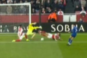 这是什么动作？麦克尼尔门前补射，倒地的卡拉菲奥里贡献极限封堵 - 资讯配图