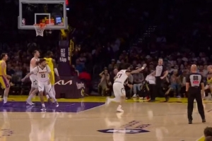 连珠炮！里夫斯外线开火 连中2记三分助湖人占据场上主动 - 资讯配图