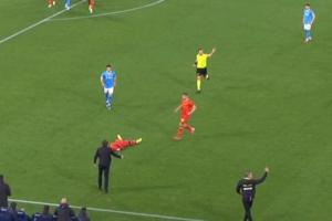 有情有义!莱切球员捂胸口突然倒地,孔蒂立刻冲入场内让队医进场 - 资讯配图