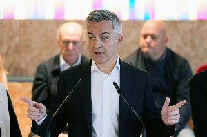 丰特批评拉波尔塔与布斯克茨、邦马蒂合影：老搞这种事情混淆视听 - 资讯配图