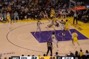 一马平川！詹姆斯反击接球 中路突进起飞拉杆上篮轻松得手 - 资讯配图