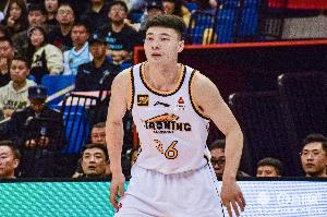 手帝外线很飘逸！鄢手骐半场三分6中3拿9分3板2断 正负值+23！ - 资讯配图