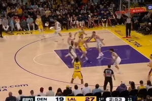 这球怎么传的？东契奇突破不看人妙传 八村塁罚球线急停中投命中 - 资讯配图