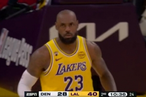 行云流水！斯玛特抢断&拉拉维亚长传 詹姆斯追击三分一箭穿心 - 资讯配图