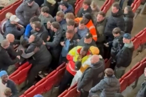 客场输给阿森纳之后，埃弗顿球迷在看台互殴 - 资讯配图