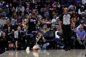 在对手内线肆意妄为!雷诺&阿丘瓦合计26中21爆砍48分18板 - 资讯配图