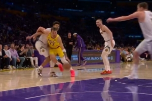 值！东契奇强攻卡梅隆·约翰逊打进加罚 掘金挑战成功改进攻犯规 - 资讯配图