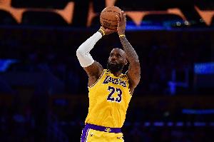 鱼跃救球大振士气！詹姆斯鏖战40分13秒 13中7贡献17分6板5助2断 - 资讯配图