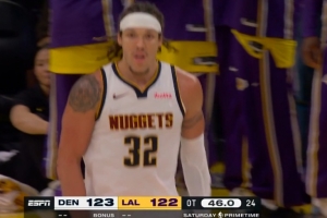 延续火力！阿隆·戈登持球单打 正面三分再度穿针 - 资讯配图