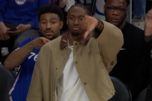 隔扣扣飞！埃奇库姆用力过度扣篮不中 马克西场边比出手势 - 资讯配图