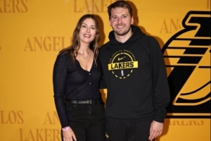 跨界联动！网坛名宿莎拉波娃和东契奇合影留念 - 资讯配图