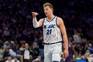 粗中有细！大瓦格纳背后运球甩开拉松 举火烧天单臂重扣技惊四座 - 资讯配图