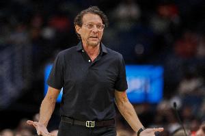 球队抢下15个前场板！斯奈德：这不是一个人的功劳 大家都在拼抢 - 资讯配图