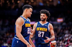 专业背景板!亚历山大、东契奇都是迎着斯潘塞·琼斯完成绝杀 - 资讯配图