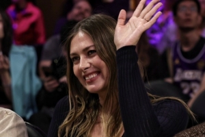 湖人主场VS掘金莎拉波娃现场观战 微笑与球迷打招呼 - 资讯配图