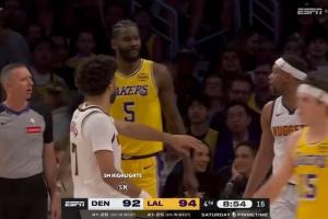 不至于吧！布鲁斯·布朗上篮被艾顿犯规 怒喷：你太TM垃圾了！ - 资讯配图