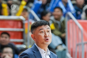 杜锋：常规赛不至于打得这么紧 这种大起大落对球队的伤害太大了 - 资讯配图