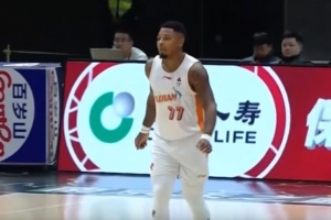 超级得分手！皮特森半场15分钟 9中5&罚球7中7砍下20分4板3助 - 资讯配图