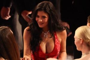 最美的风景！凯莉·詹娜一身深V长裙现身奥斯卡现场 - 资讯配图