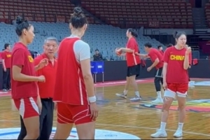 事无巨细！世界杯资格赛休赛日 宫鲁鸣在训练中亲自指导防守细节 - 资讯配图