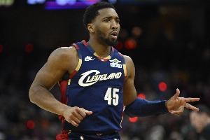 持续稳定输出!米切尔半场10中5&三分5中2拿到12分4助攻 - 资讯配图