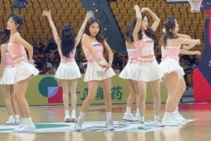 炫舞小狮妹来咯！媒体人分享广州男篮主场啦啦队的舞蹈表演视频 - 资讯配图