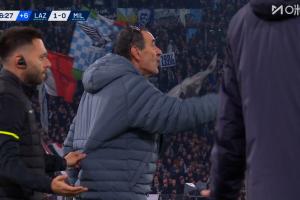 补时时间已过，场边萨里被主裁判出示红牌 - 资讯配图