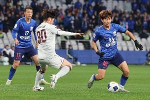 澎湃：杨皓宇被判假摔算是哑巴亏，申花暂未有对判罚申诉的准备 - 资讯配图