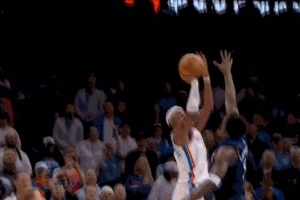 还是续上了！亚历山大招牌中距离打成2+1 连续128场得到20+！ - 资讯配图