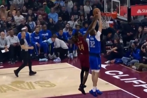 弗拉格快下试图扣篮被犯规依然2+0 防守悍将埃利斯开场1分多钟2犯 - 资讯配图