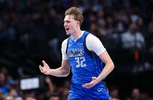 再调整一下投篮手感！弗拉格半场6中3拿到8分5板5助1帽 - 资讯配图