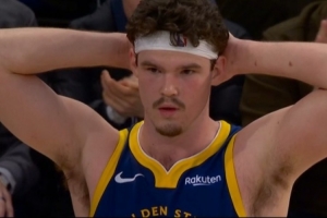 抱头懊恼！最后一攻桑托斯甩传波斯特 但后者脱手失误... - 资讯配图