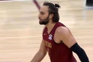 状态真在线!斯特鲁斯半场12分钟 三分4投全中砍下16分4篮板 - 资讯配图