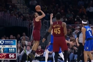 手感无解！斯特鲁斯连续2记顶投三分根本拦不住 助骑士止血！ - 资讯配图