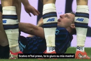 转播方:弗拉泰西用母亲发誓说被斯卡尔维尼踢到,后者却说没踢他 - 资讯配图