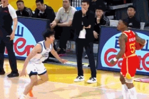 行云流水！雷琼·塔克传跑 底线接球蓄力起飞双手炸筐 - 资讯配图