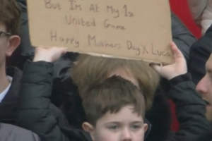 错过母亲节，小球迷举牌向母亲道歉：今天是我第一次来看曼联比赛 - 资讯配图