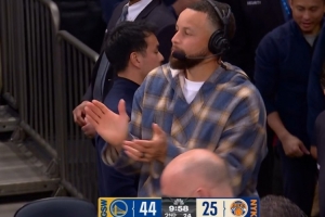 场边库里看高兴了！小佩顿外线连中两记三分球 勇士领先19分打停 - 资讯配图