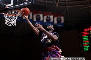 压制克里斯!达米安·琼斯15中8拿下22分10板2助1断2帽 - 资讯配图