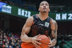 邱彪:小外援约翰逊刚来 现在也就是恢复了50% 他很努力 也在适应 - 资讯配图