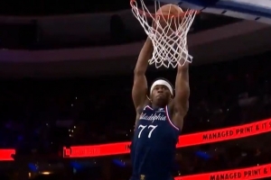 展示劲爆身体素质！埃奇库姆中路空切起飞 双手滑翔暴扣太轻松！ - 资讯配图