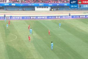 问题在哪？张宸梁失误送大礼之前，玉昆外援布尔克特意靠近传给他 - 资讯配图