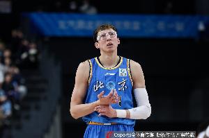 打外援一点不怵！周琦半场3中3拿8分6板 多次造到犯规6罚2中 - 资讯配图