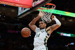 横冲直撞！字母哥转身隔扣赫夫 随后空篮再扣率队扩大领先 - 资讯配图