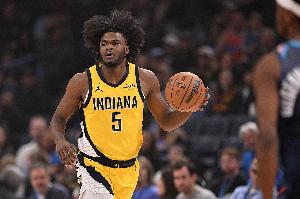 神来之笔！贾雷斯·沃克弧顶拿球 左手强投三分压哨命中 - 资讯配图